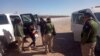 Autoridades migratorias de México hablan con una menor no acompañada encontrada cerca del Río Grande en Ciudad Juárez el 24 de enero de 2023.