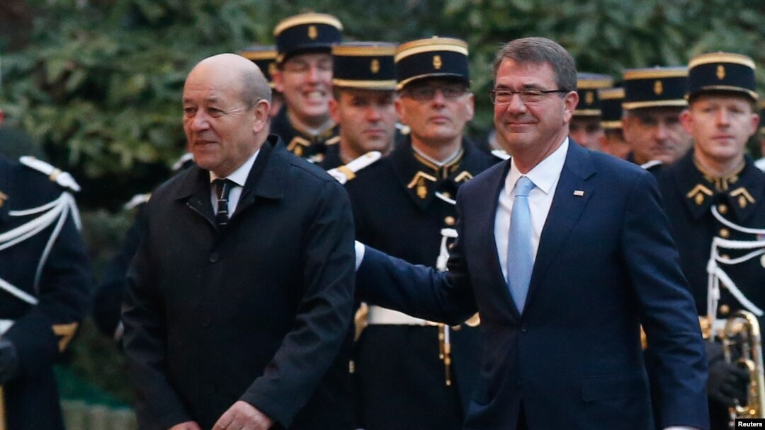 Menteri Pertahanan Amerika Serikat Ashton Carter (kanan) bersama Menteri Pertahanan Perancis Jean-Yves Le Drian (kiri) menuju lokasi pertemuan tujuh Menteri Pertahanan di Paris, Perancis (20/1).