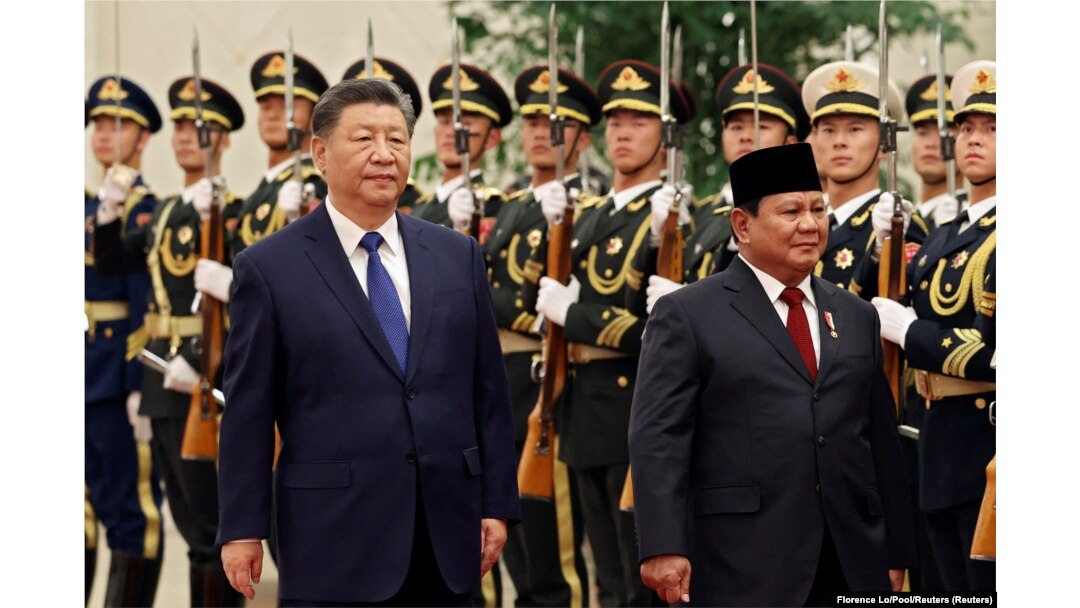 Presiden China Xi Jinping dan Presiden Prabowo Subianto meninjau barisan kehormatan selama upacara penyambutan di Balai Agung Rakyat di Beijing, China, 9 November 2024. (Foto: Florence Lo/Pool/Reuters)