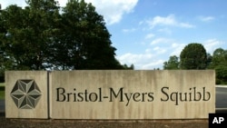 En esta fotografía de archivo del 15 de junio de 2005, un cartel se encuentra frente a un edificio de Bristol-Myers Squibb en Lawrence Township, Nueva Jersey, EE. UU.