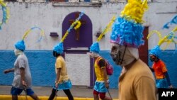 Un grupo de hombres interpreta a "Judíos de Masatepe" durante una procesión en la que los residentes persiguen y capturan a personas vestidas como Judas para encadenarlas y arrastrarlas por las calles como castigo por traicionar a Jesucristo.