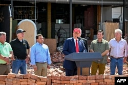 Mantan Presiden AS dan calon presiden dari Partai Republik Donald Trump menyampaikan pidato kepada pers setelah badai dahsyat Helene di toko furnitur Chez What di Valdosta, Georgia, 30 September 2024. (Foto: AFP)