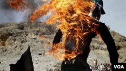 Manifestantes en Afganistán quemaron una efigie del pastor Jones, en medio de violentas proptestas después de que el religioso quemara una copia del Corán.