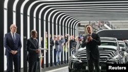 Илон Маск на церемонии выпуска первых автомобилей на новом заводе Tesla