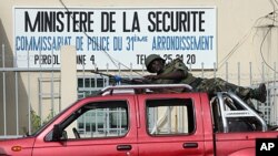 Un soldat des forces pro-Ouattara apprête son arme près d'un commissariat d'Abidjan, en Côte d'Ivoire, le 14 avril 2011.