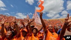 Para pendukung dari Presiden Madagaskar Andry Rajoelina, menghadiri kampanye di Antananarivo, pada 12 November 2023. (Foto: AP/Alexander Joe)