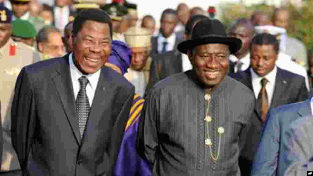 Shugaba Godluck Jonathan da takwaransa na jamhuriyar Benin a taron gaggawa da kungiyar ECOWAS ta yi a Abuja ranar Jumma'a kan rikicin Ivory Coast.