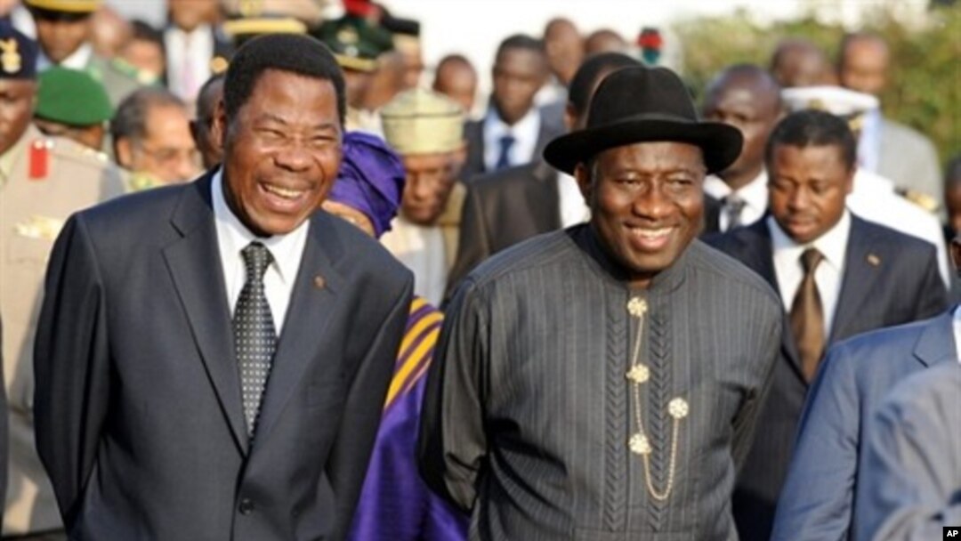 Shugaba Goodluck Jonathan na Najeriya da shugaba Boni Yayi na Jamhuriyar Benin su na tattaunawa lokacin taron kolin da ECOWAS ta yi kan rikicin siyasar Ivory Coast