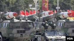 Rudal dipertontonkan dalam parade memperingati 60 tahun berdirinya Republik Rakyat Tiongkok di Beijing (foto: dok.)