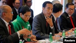 Indonesian President Joko Widodo (center) participates in a meeting with Australian business leaders during his visit to Sydney, Australia, Feb. 25, 2017. 