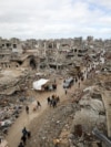 Palestinci prolaze pored srušenih zgrada u gradu Gaza, 6. februar 2025. (Foto: REUTERS/Dawoud Abu Alkas)