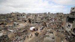 Palestinci prolaze pored srušenih zgrada u gradu Gaza, 6. februar 2025. (Foto: REUTERS/Dawoud Abu Alkas)