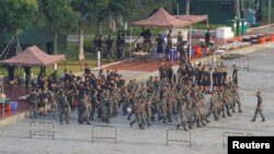 Tentara China berbaris di lapangan Stadion Olahraga Shenzhen Bay di Shenzhen, 15 Agustus 2019.