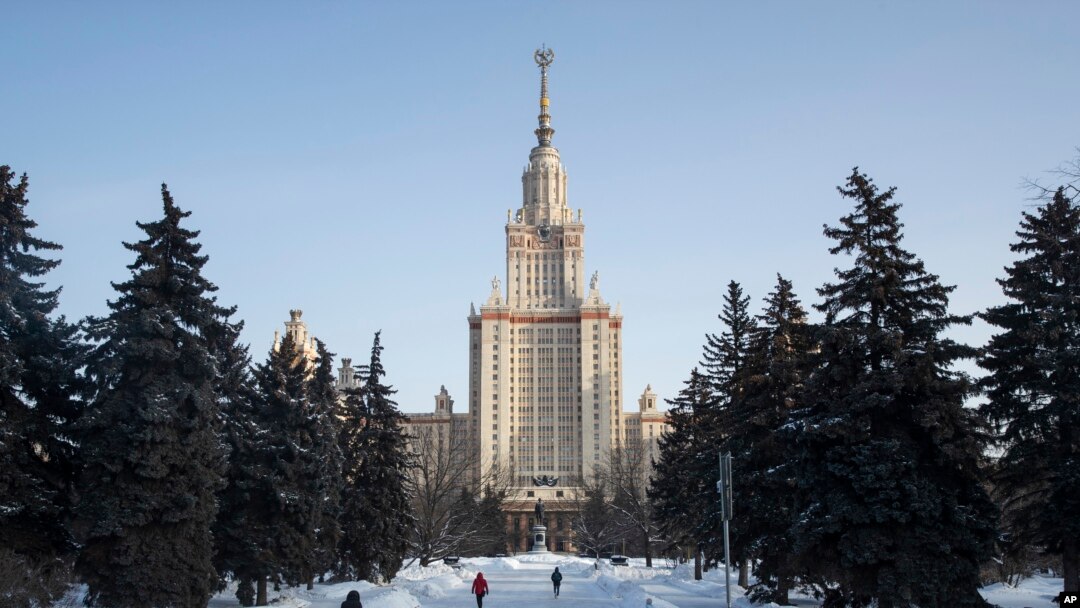 Здание МГУ в Москве (архивное фото)