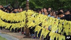 Masyarakat berkumpul untuk memberikan penghormatan pada para korban kapal feri Sewol yang tenggelam, di Ansan, Korea Selatan (4/5). (AP/Ahn Young-joon)