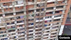 La Torre de David es un rascacielos de 45 pisos que quedó sin concluir en la década de los 90. En 2007 fue invadida por unas 2.000 familias.