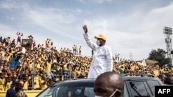 Le président Alpha Condé salue ses partisans lors d'un rassemblement de campagne à Conakry le 16 octobre 2020. (Photo by JOHN WESSELS / AFP)