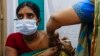 La OMS autorizó el uso de emergencia de la vacuna india Covaxin contra el COVID-19. Foto de archivo: una trabajadora de salud administrando una dosis de la vacuna contra el COVID-19 Covaxin. (AP Foto/Bikas Das)