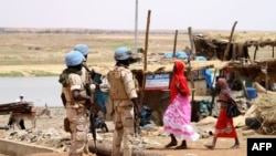 Des soldats sénégalais de la mission de maintien de la paix des Nations unies au Mali, MINUSMA, patrouillent dans les rues de Gao, le 24 juillet 2019, au lendemain d'un attentat suicide à la bombe.