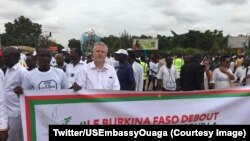 Près d'un milliers de personnes ont marché en silence samedi à Ouagadougou pour dire "Non à la barbarie!", 19 août 2017. (Twitter/USEmbassyOuaga)