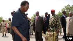 Le président tchadien Idriss Deby Itno, au centre, se présenter les armes saisies à la force rebelle vaincue, sur la place de l'Indépendance à N'jamena, Tchad, 20 mai 2009.