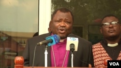 The Rev. Fonki Samuel Forba, president of the Council of Protestant Churches of Cameroon, urges warring parties to surrender their weapons and end violence. (M.E. Kindzeka/VOA)