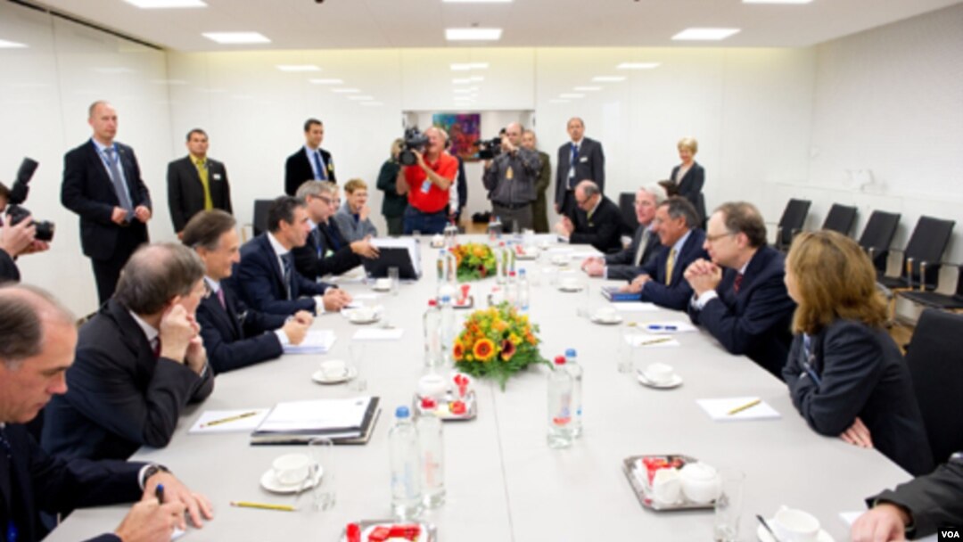 Sekjen NATO Anders Fogh Rasmussen melakukan pertemuan dengan para menteri pertahanan anggota NATO di Brussels (5/10).