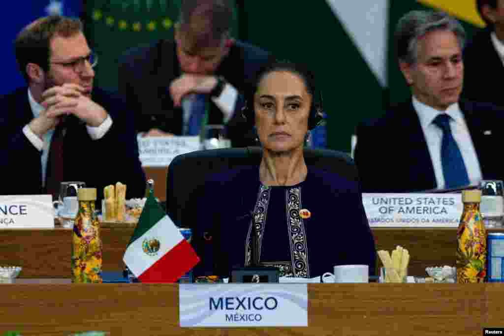 La presidenta de México, Claudia Sheinbaum, atenta al discurso del presidente de EEUU, Joe Biden, durante la cumbre G20.