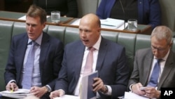 Menteri Dalam Negeri Peter Dutton (tengah), di Gedung Parlemen Australia di Canberra, Selasa, 23 Juli 2019.