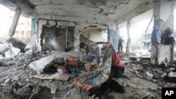 Palestinos buscan entre los escombros tras un ataque israelí contra una escuela de Naciones Unidas que dejó docenas de muertos, en el campo de refugiados de Nusseirat, en Gaza, el 6 de junio de 2024. 