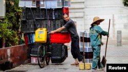 资料照：一名广州环卫女工在清扫街道。