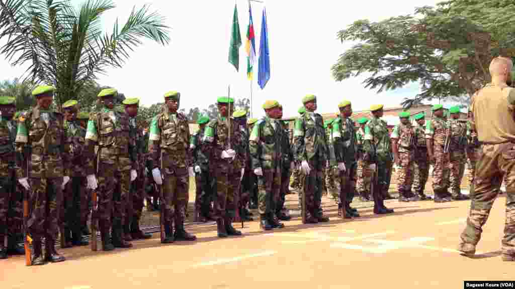 Les éléments de la MISCA, la force de l&rsquo;Union Africaine en Centrafrique lors de la cérémonie leur rendant hommage le 13 septembre 2014 au camp Mpoko de Bangui, RCA.