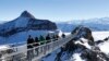 Sejumlah pengunjung berjalan di jembatan 'Peak Walk' di Glacier 3000, Les Diablerets, Swiss, pada 24 Oktober 2014. (Foto: Reuters/Denis Balibouse)