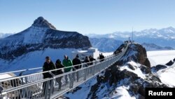 Sejumlah pengunjung berjalan di jembatan 'Peak Walk' di Glacier 3000, Les Diablerets, Swiss, pada 24 Oktober 2014. (Foto: Reuters/Denis Balibouse)