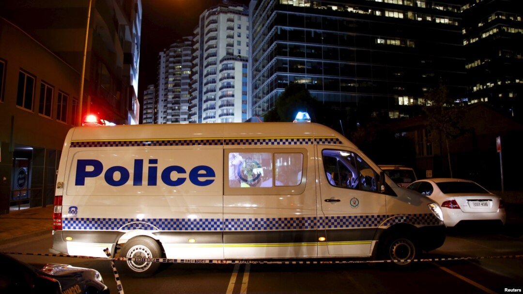 Sebuah mobil polisi memblokir jalan di luar markas besar kepolisian New South Wales (NSW) di Parramatta, Australia (2/10).