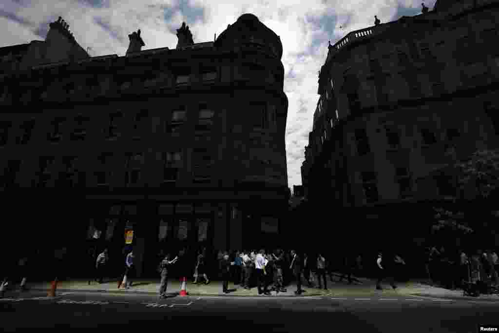 لندن میں 37 منزلہ عمارت کے شیشوں سے منعکس ہونے والی سورج کی شعاعیں شدید حدت کا باعث بن کر گرد نواح کی دکانوں اور عمارتوں کو نقصان پہنچا رہی ہیں۔