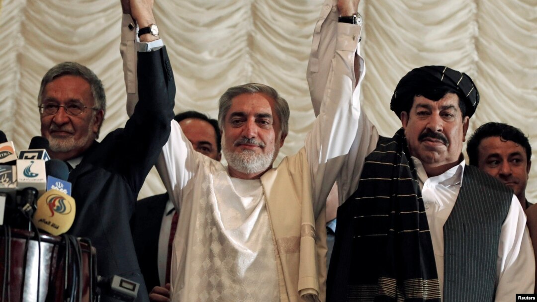 Capres Afghanistan Abdullah Abdullah (tengah) dan mitra koalisinya Zalmai Rassoul (kiri) serta Gul Agha Shirzai (kanan) dalam konferensi pers di Kabul (11/5).