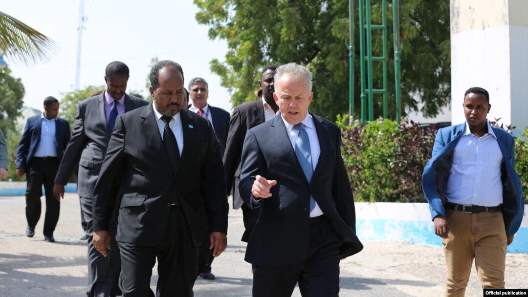 Michael Keating,Ergeyga QM ee Somalia iyo Madaxweyne Xassan Sheekh Axmed(Sawir Hore)