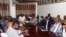 Le ministre des Transports, en concertation avec les transporteurs routiers au Burkina, à Ouagadougou, le 17 mars 2020. (VOA/Kader Traoré)