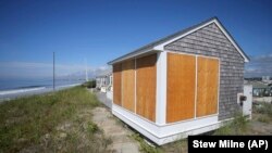 Sebuah rumah pantai di pantai East Matunuck di South Kingstown ditutup untuk menghadapi Badai Henri Sabtu, 21 Agustus 2021. (Foto: AP/Stew Milne)