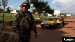 French soldiers of the newly deployed EUFOR-RCA European Union military operation in the Central African Republic guard the entrance of the airport in the capital Bangui, May 4, 2014.