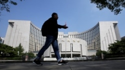 FILE: Seorang pria berjalan melewati kantor pusat Bank Rakyat China (PBOC), bank sentral, di Beijing, China, 28 September 2018. (Jason Lee/REUTERS)