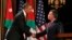 Predsednik Barak Obama rukuje se sa jordanskim kraljem Abdulahom