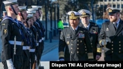 Kepala Staf TNI Angkatan Laut Laksamana Siwi Sukma Adji menginspeksi pasukan dalam kunjungan kerja di Australia, Jumat, 19 Juli 2019. (Foto: Dispen TNI AL)