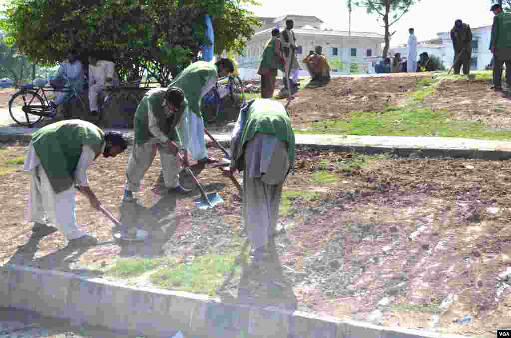 انقلاب مارچ جب شاہراہ دستور پر منتقل ہوا تو اس وقت شرکا کے پاس مناسب انتظامات نہیں تھے تاہم بعد میں یہ سڑک کسی خیمہ بستی کا منظر پیش کرنے لگی۔ 