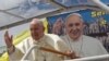 Le pape François salue les fidèles après avoir célébré une messe à Antananarivo, à Madagascar, le dimanche 8 septembre 2019.(AP Photo/Alexander Joe)