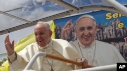 Le pape François salue les fidèles après avoir célébré une messe à Antananarivo, à Madagascar, le dimanche 8 septembre 2019.(AP Photo/Alexander Joe)