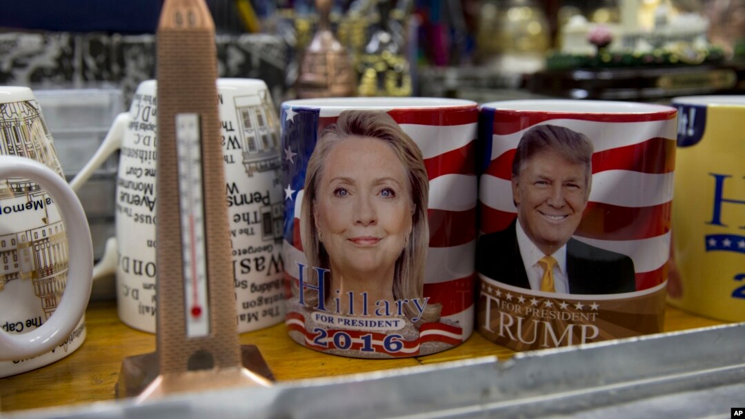 Demokratlardan prezidentlikka da'vogar Hillari Klinton va respublikachilardan da'vogar Donald Tramp tasviri tushirilgan suvenirlar.