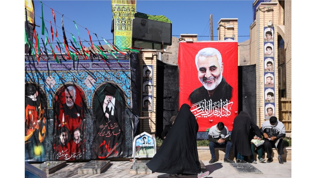 Orang-orang mengunjungi makam komandan militer senior Iran Jenderal Qasem Soleimani dalam peringatan satu tahun pembunuhannya akibat serangan AS, di kampung halamannya di Kerman, 2 Januari 2021. (Foto: WANA)
