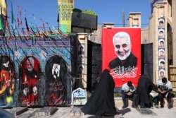 Orang-orang mengunjungi makam komandan militer senior Iran Jenderal Qasem Soleimani dalam peringatan satu tahun pembunuhannya akibat serangan AS, di kampung halamannya di Kerman, 2 Januari 2021. (Foto: WANA)